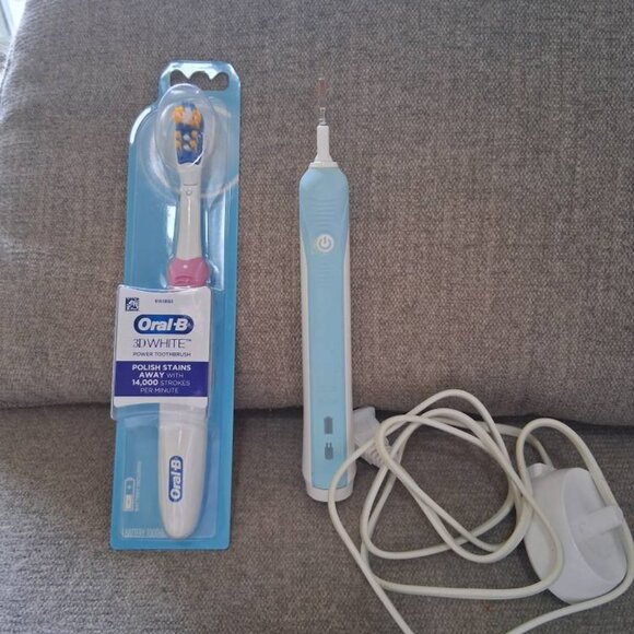 Braun Rechargeable Toothbrush w/charger Handle Only OralB White Power Toothbrush - Picture 1 of 4